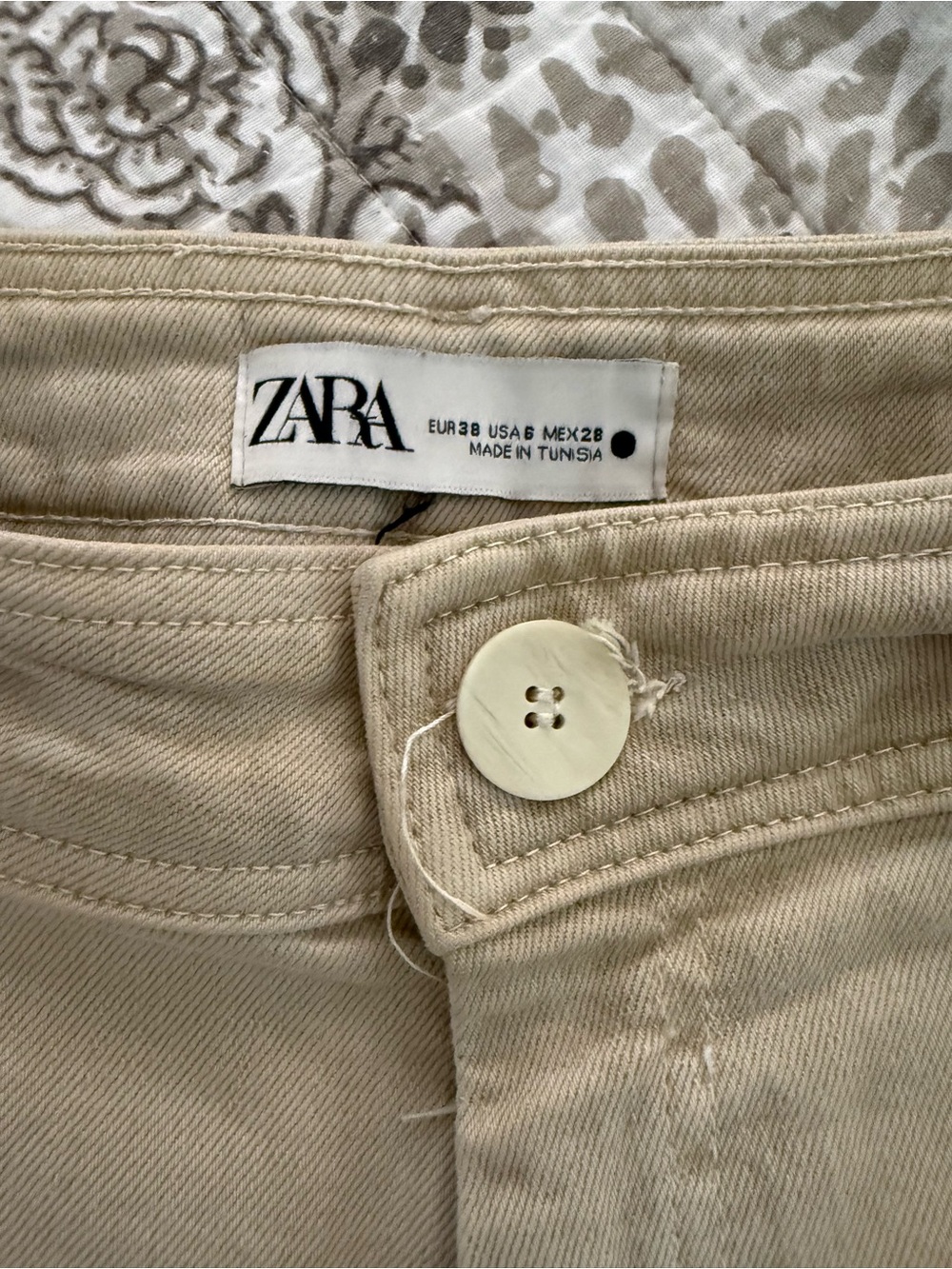 Zara high rise wide-leg jeans in beige. - Picture 3 of 5